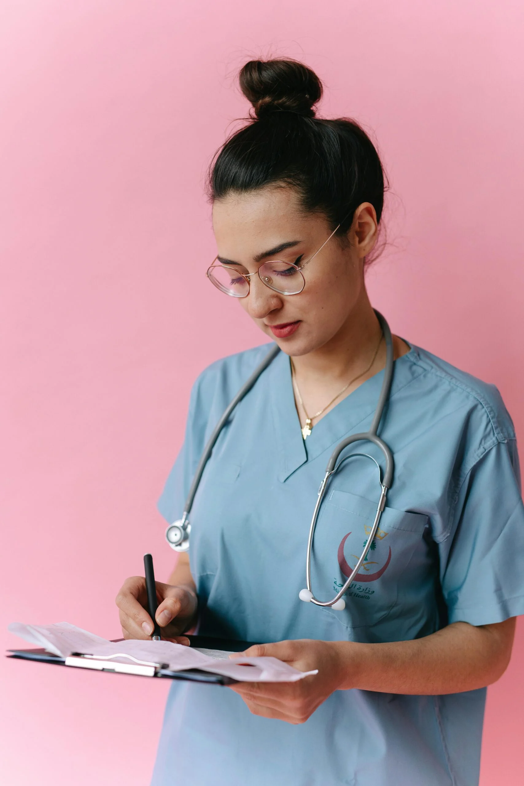 Infirmière consultant un dossier de soins
